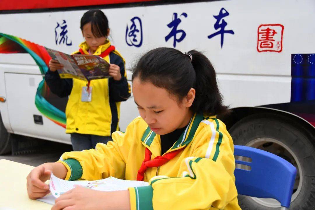 书籍据悉吸引了众多孩子前来挑选,阅读为全校学生送去了精神文化食粮