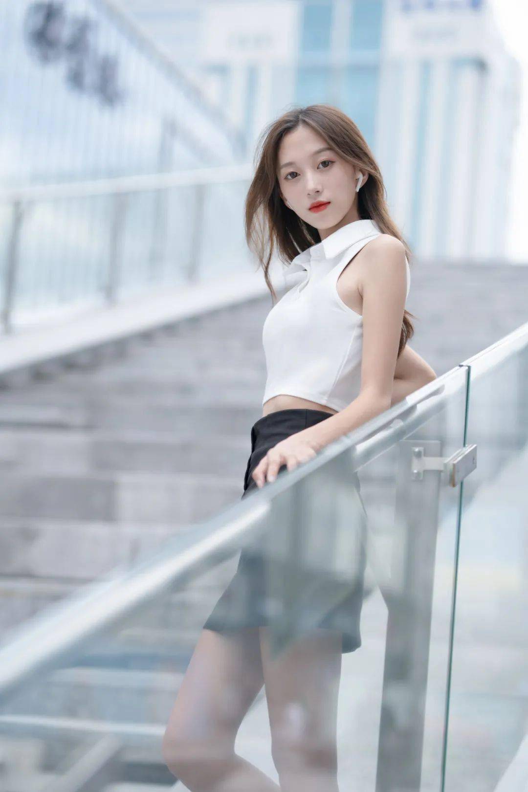 街上的一条楼梯作为主要拍摄地,除了能够避开一些行人,更方便进行构图