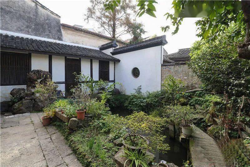 邹家花园整个建筑坐南朝北,过小天井有一客厅,紧贴客厅西侧为一座楼
