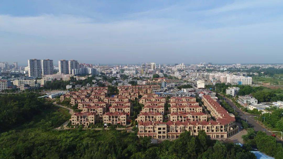 海公馆别墅群四季花园三号桥临高二中临高县城航拍也许在你的印象中