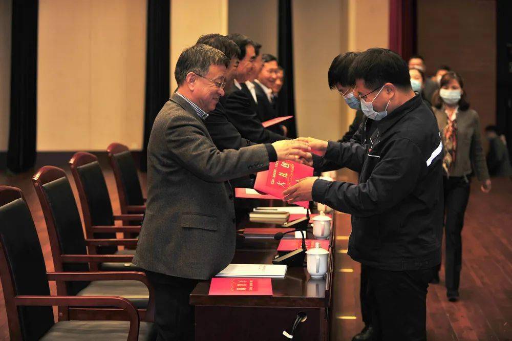 区打造良好法治化营商环境的实施方案》;区政府副区长王铁兵宣读了