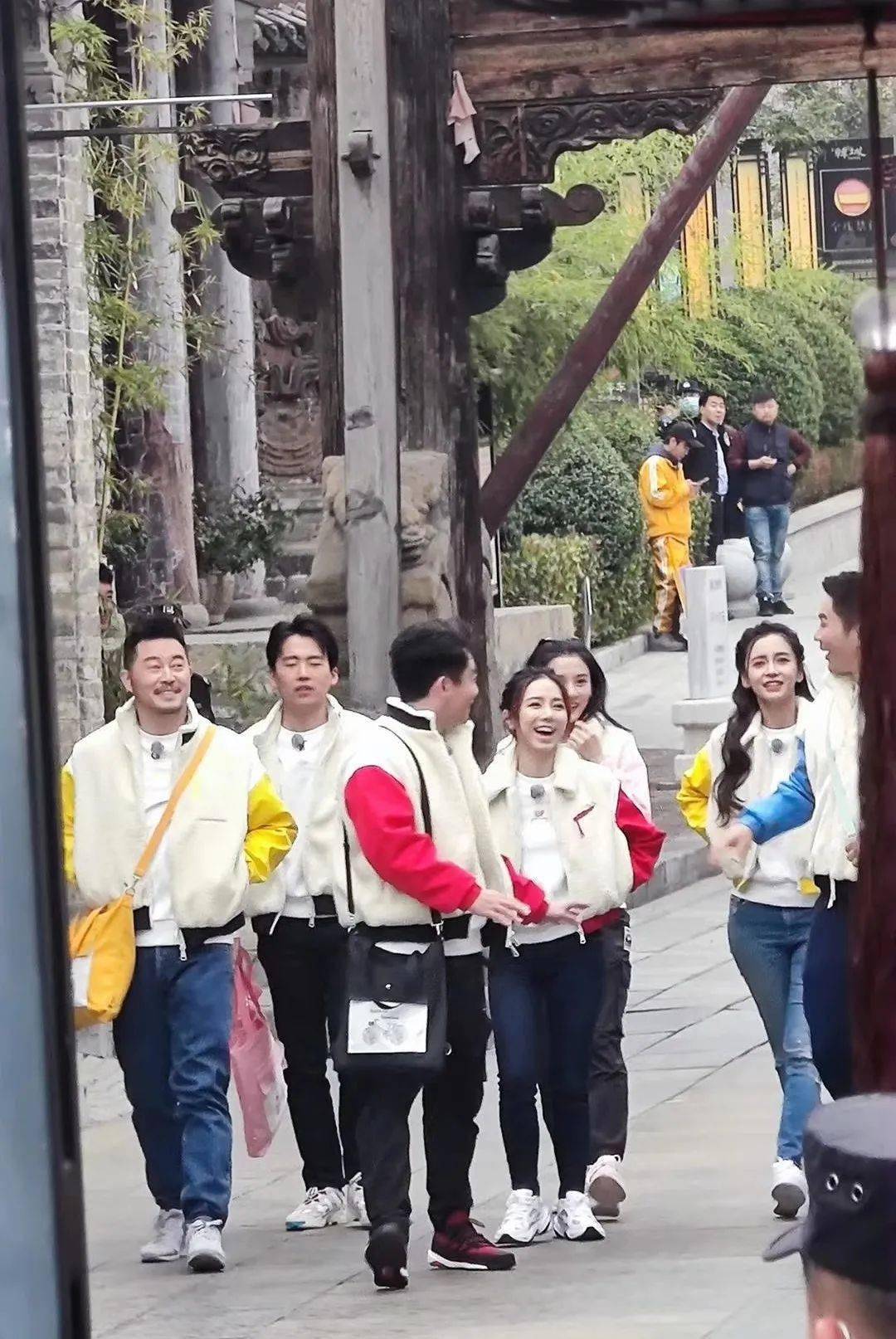 浙江卫视奔跑吧栏目组今日在韩城古城拍摄录制多个话题登微博抖音热搜
