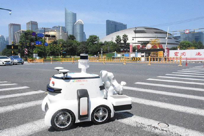 智能机器人亮相钱江新城