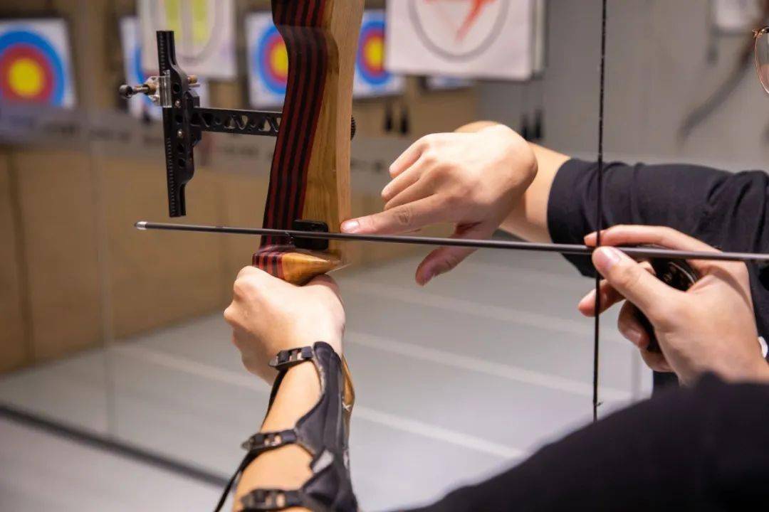 掌握好射箭技巧诀窍,"一发百中不是梦"站位,搭箭,扣弦,开弓,瞄准戴好