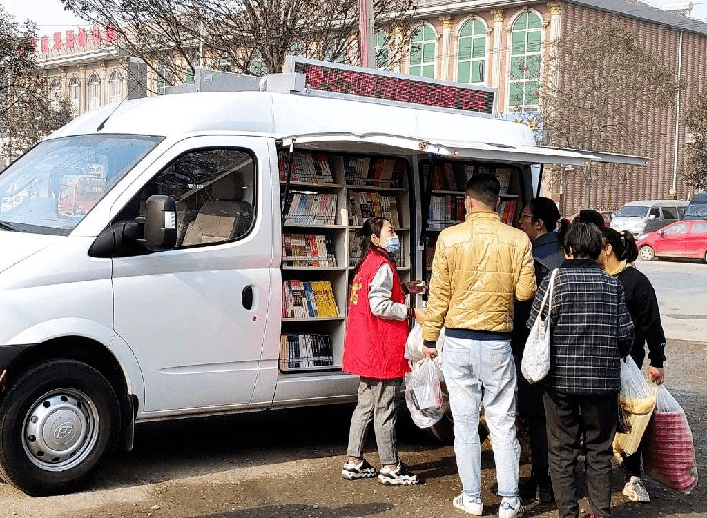 停靠期间,市图书馆的文化志愿者还借机向群众宣传文化知识,积极为读者