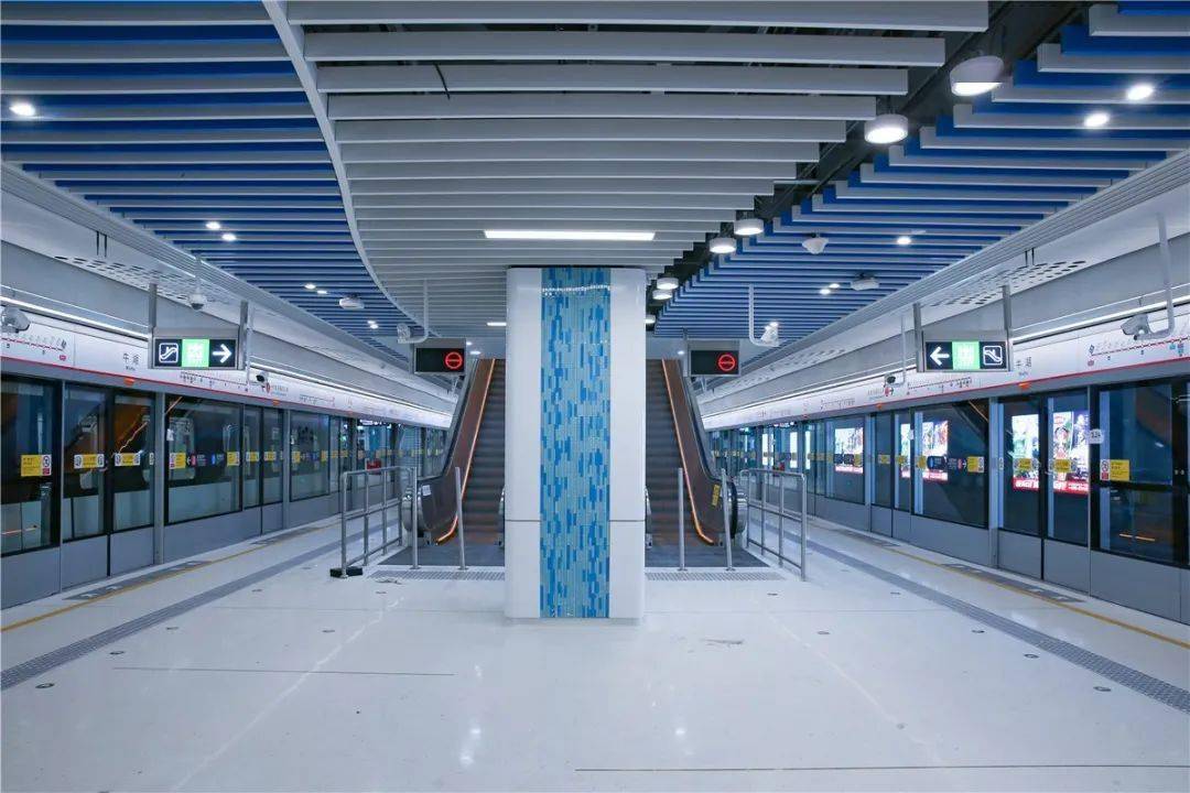 牛湖站站台地铁车站内景参建项目员工合影深圳地铁4号线三期工程开通