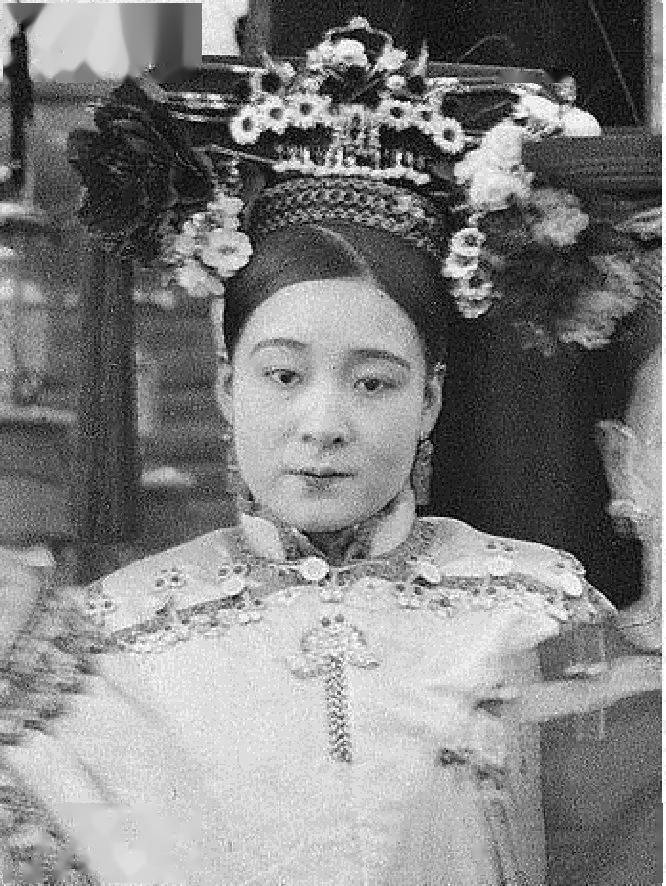 裕容龄的剧变人生:和太监恋爱,被状元拒婚,晚年双腿被打断