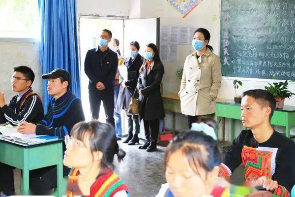 西昌市教体科局局长龙波,市委教育工委副书记杨兴环的陪同下,到市民中