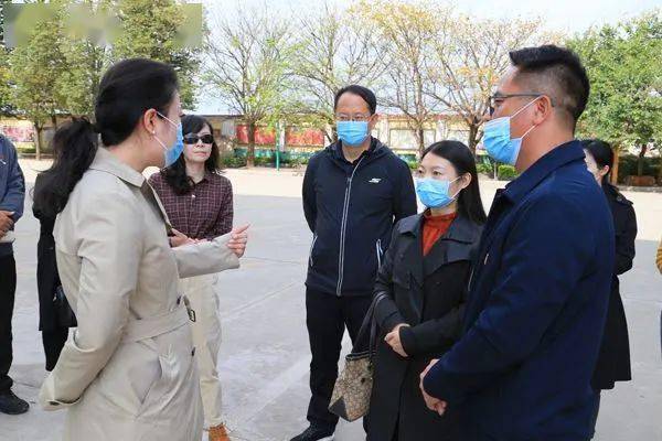 西昌市教体科局局长龙波,市委教育工委副书记杨兴环的陪同下,到市民中