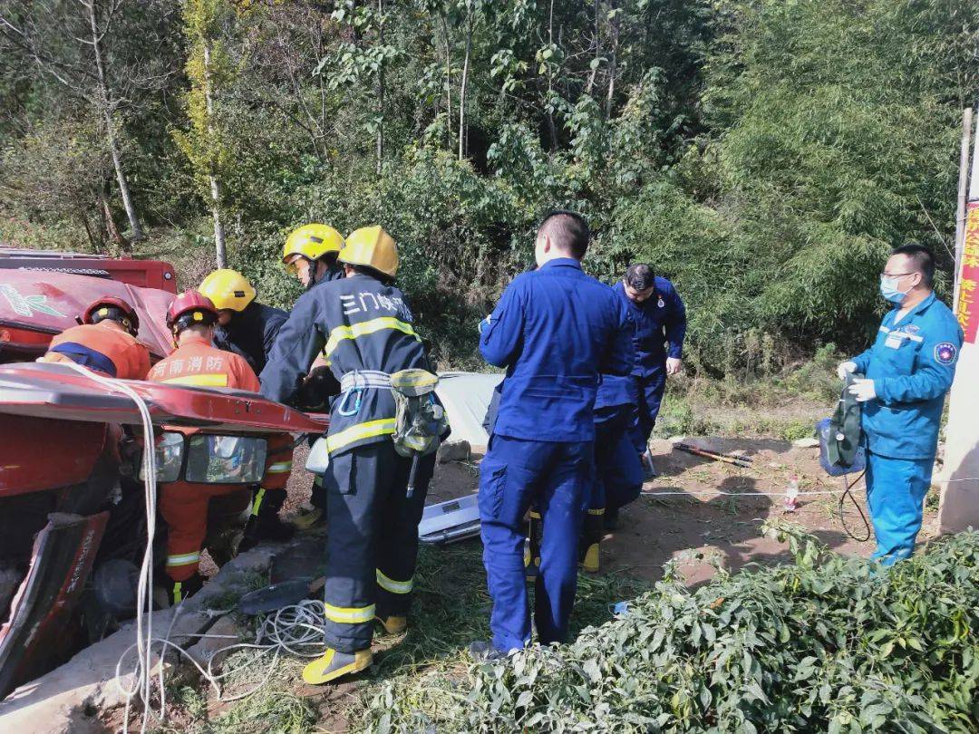 微传真三门峡交警支队卢氏大队联合有关部门快速救治交通事故受伤人员