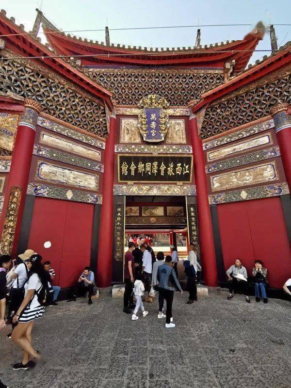 会泽会馆林立,寺庙众多,名居民宅独具特色,被誉为"明清古建筑博物馆".