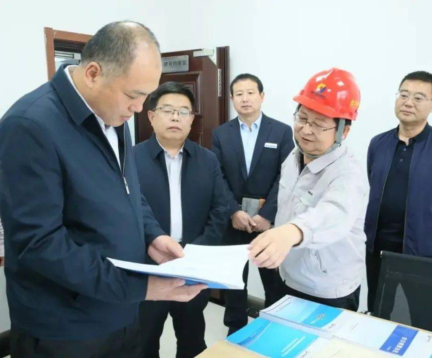 10月27日,市委常委,副市长李二中一行到横山煤电公司调研检查并召开