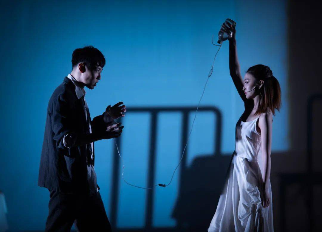 体验孟京辉经典戏剧作品琥珀不值得一提的小事叫爱情