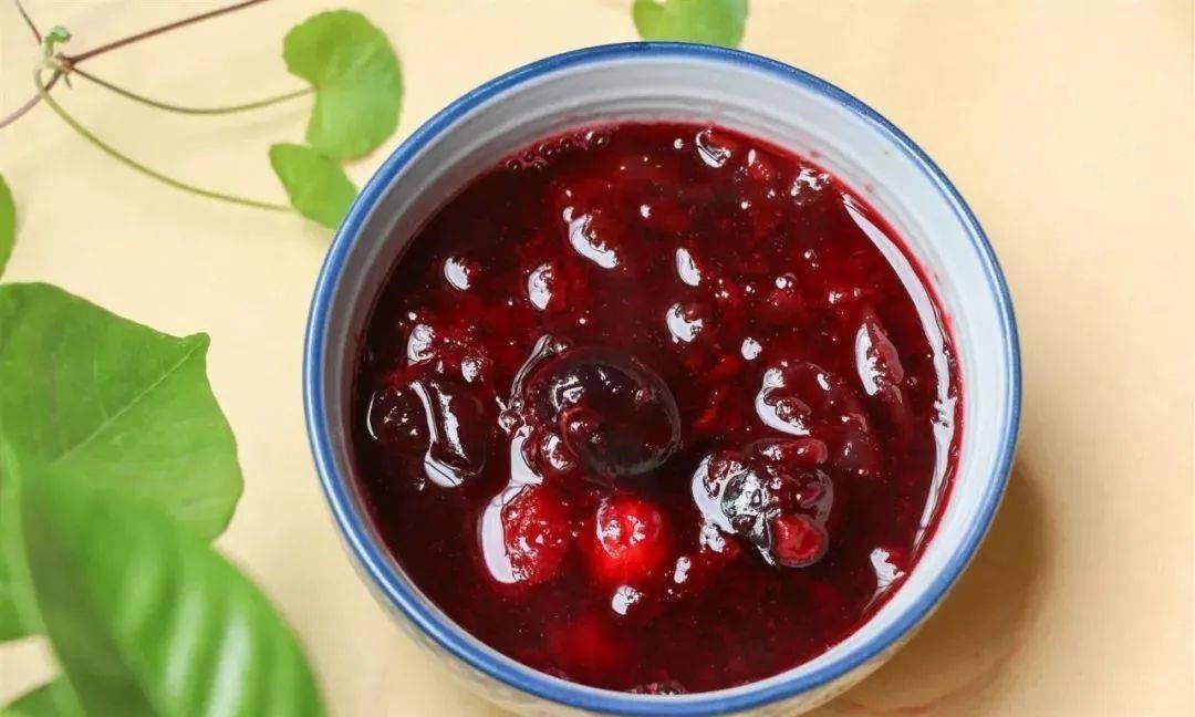 快来尝尝胭脂果的味道!