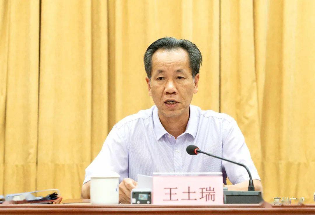 会议由市委副书记,市长朱春保主持.