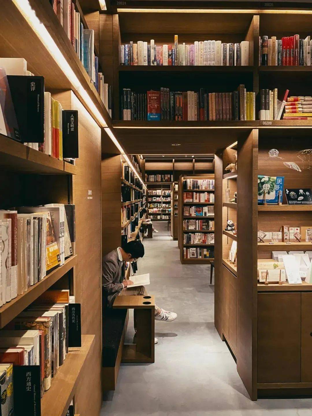 杭州茑屋书店1(图源:设计纪元)书店分为地上层和地下层,地上层包括