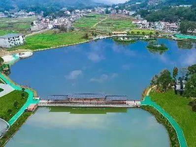 深秋时节,上栗县上栗镇"泉之源"田园综合体园内,山色旖旎,红船点点.