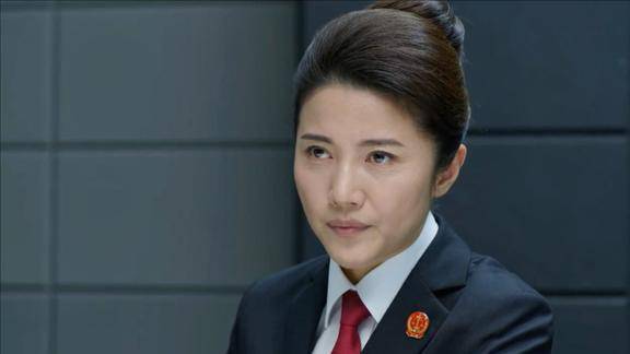 阳光下的法庭老同学被抓威胁女法官放人女法官做法太帅