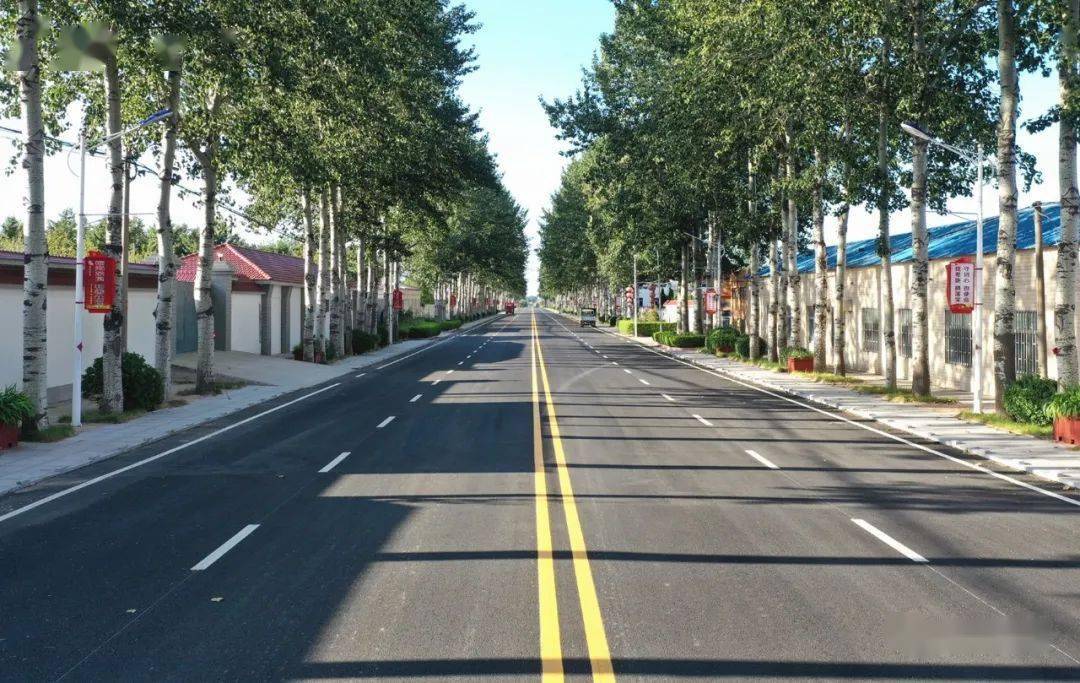 村内40余条大小街道全部清理平整,粗砂灰与小红砖铺设的路面,与村外的