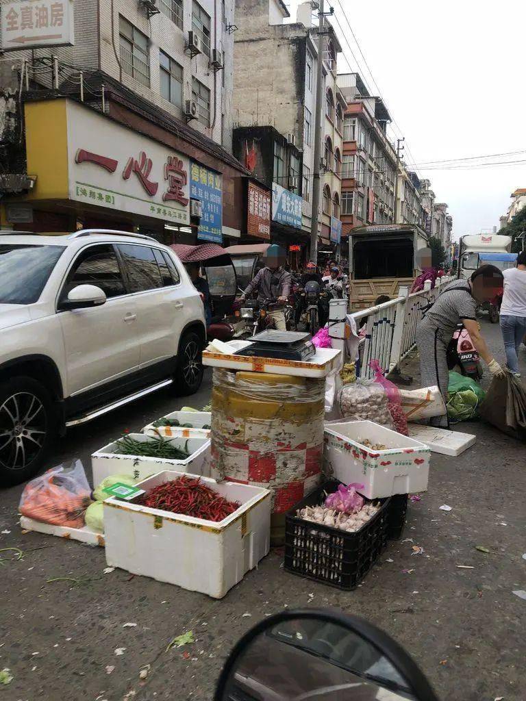 堵堵堵平南這條路遭菜販擺攤擺成菜市場行人被堵苦不堪言