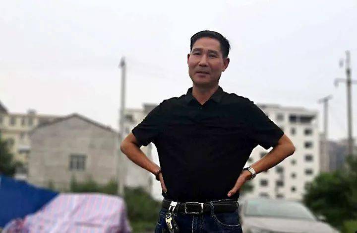 扶贫赤子心 忘我建工人_邓旺华