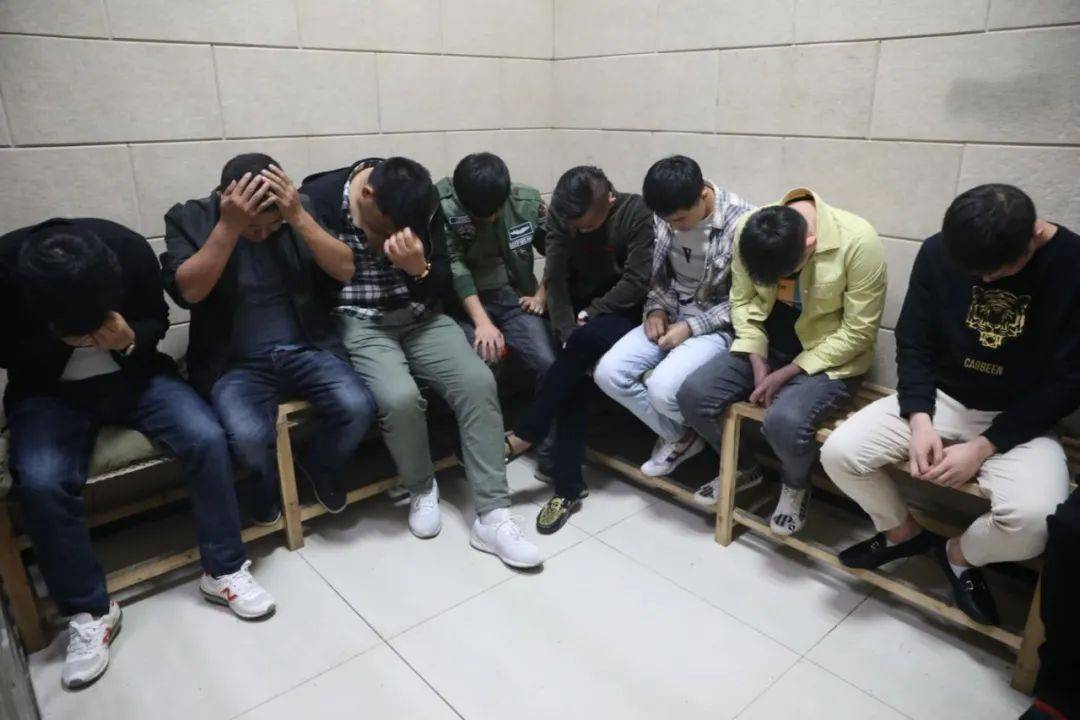 近日,余干公安成功捣毁卖淫嫖娼窝点, 当场抓获违法犯罪人员12人