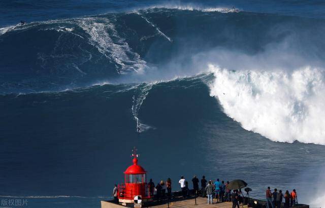 葡萄牙纳扎雷滔天巨浪蔚为壮观冲浪者不惧挑战引围观
