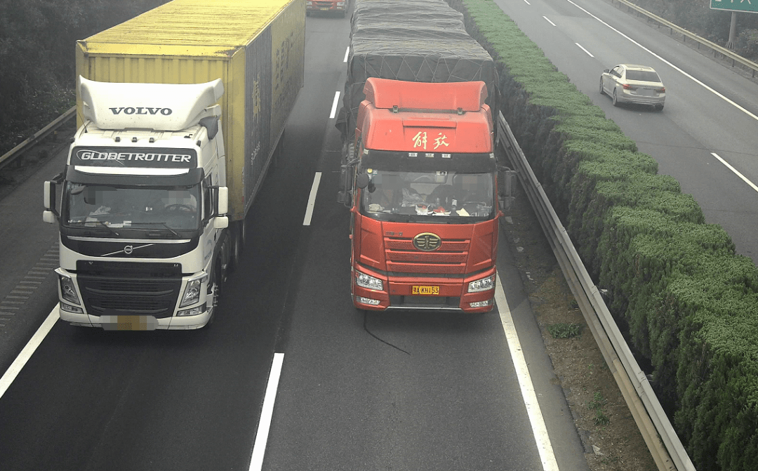 近期还有这些大型车辆在禁止超车路段占用左侧车道被依法查处