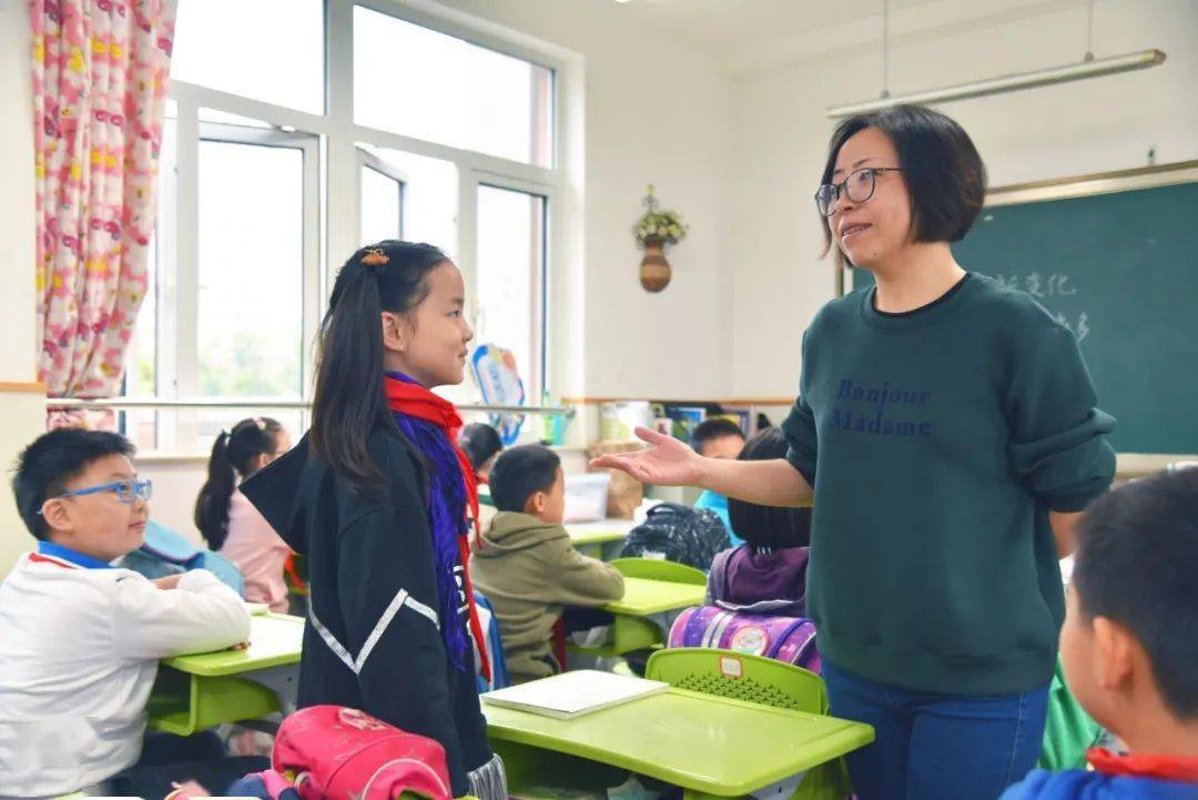 众享智慧点亮团魂万航渡路小学三人众班主任工作坊成立仪式