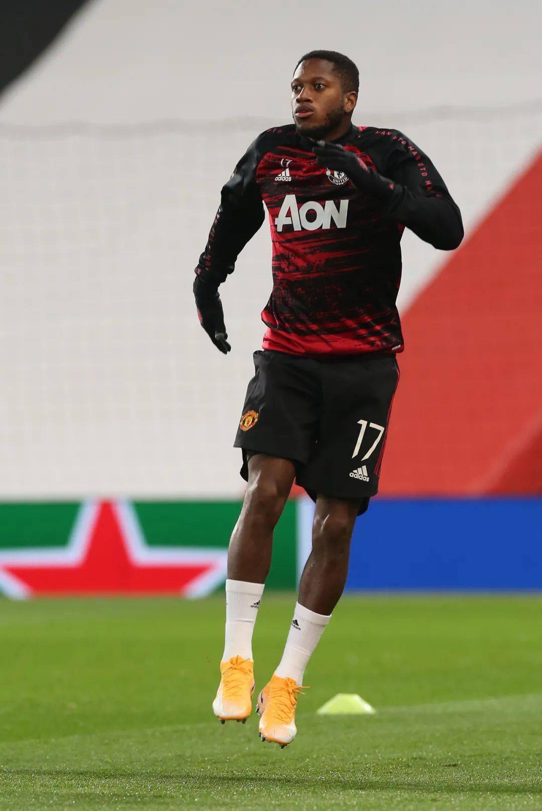 欧冠赛场 默契组合=全能战神弗雷德!