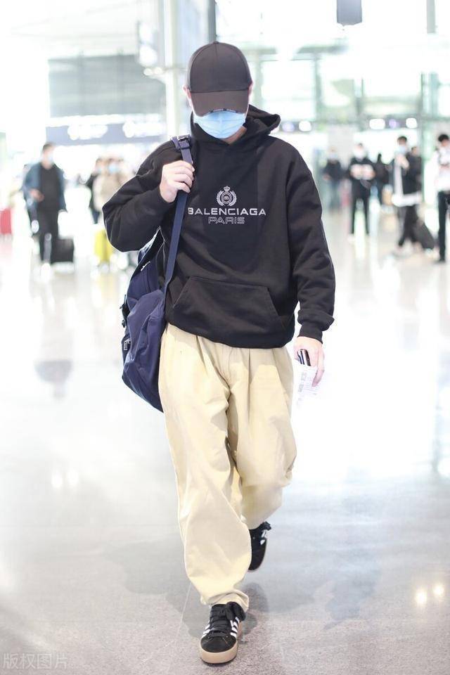 文章穿连帽运动衫搭配卡其色裤子头戴棒球帽看起来十分简约
