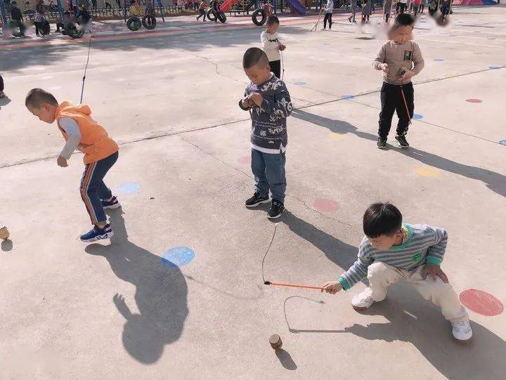 幼教天地斥山中心幼儿园开展旋转陀螺活动