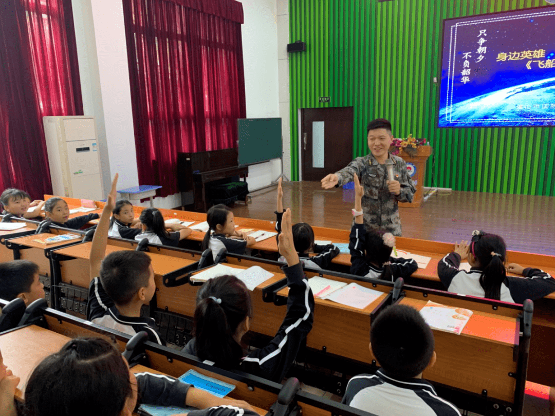 10 月29日下午,逢沙小学邀请佛山市国防教育讲师团刘冬冬连长开展国防