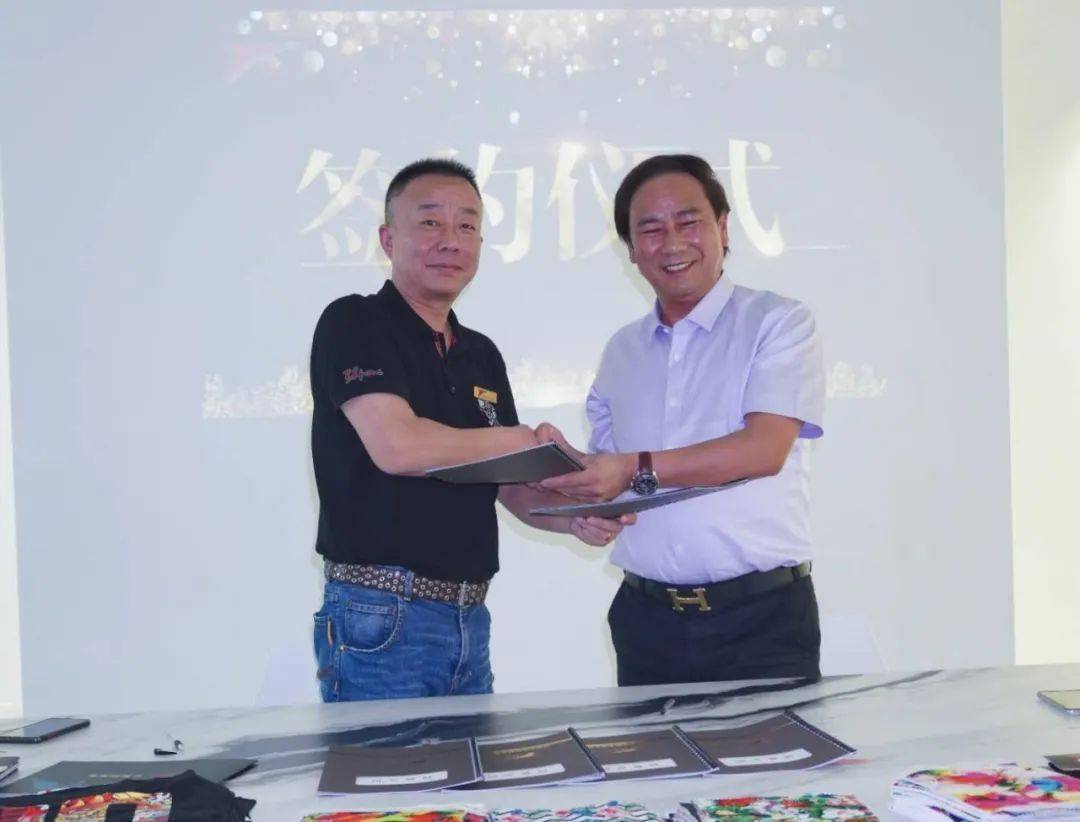 全印发布会现场签单!南通2台,缅甸4台,白 彩涂料打印方案被"围观"!