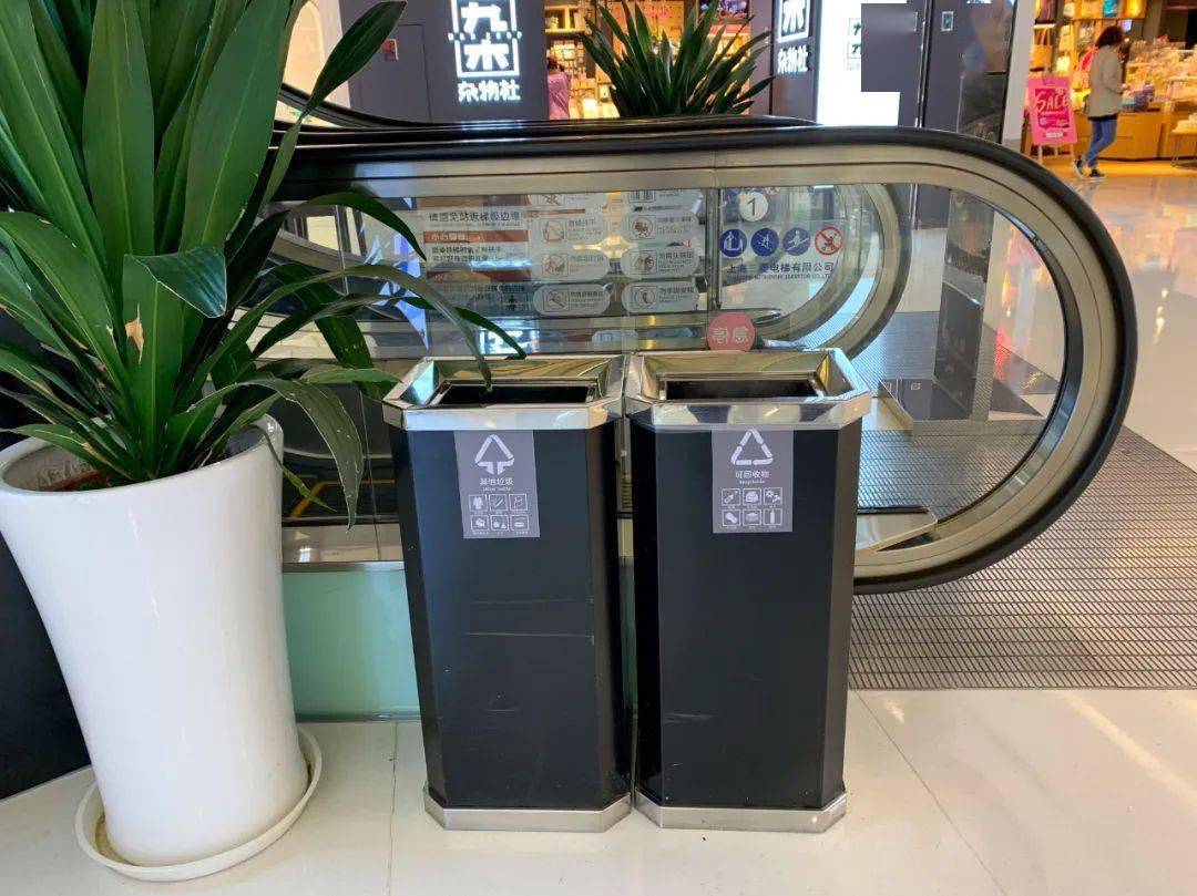 从新街口德基,金鹰到江宁,桥北弘阳家居,各大商场内的垃圾桶都换成了