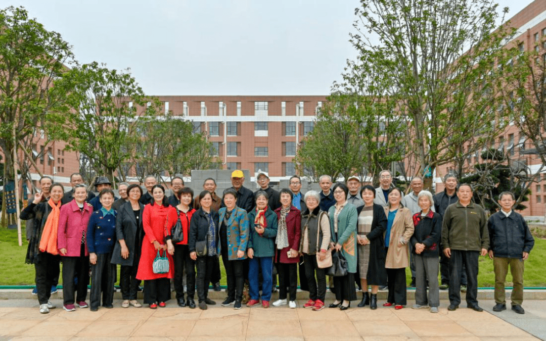 临川二中实验学校高二年级召开零班教师座谈会校工会组织退休教师参观