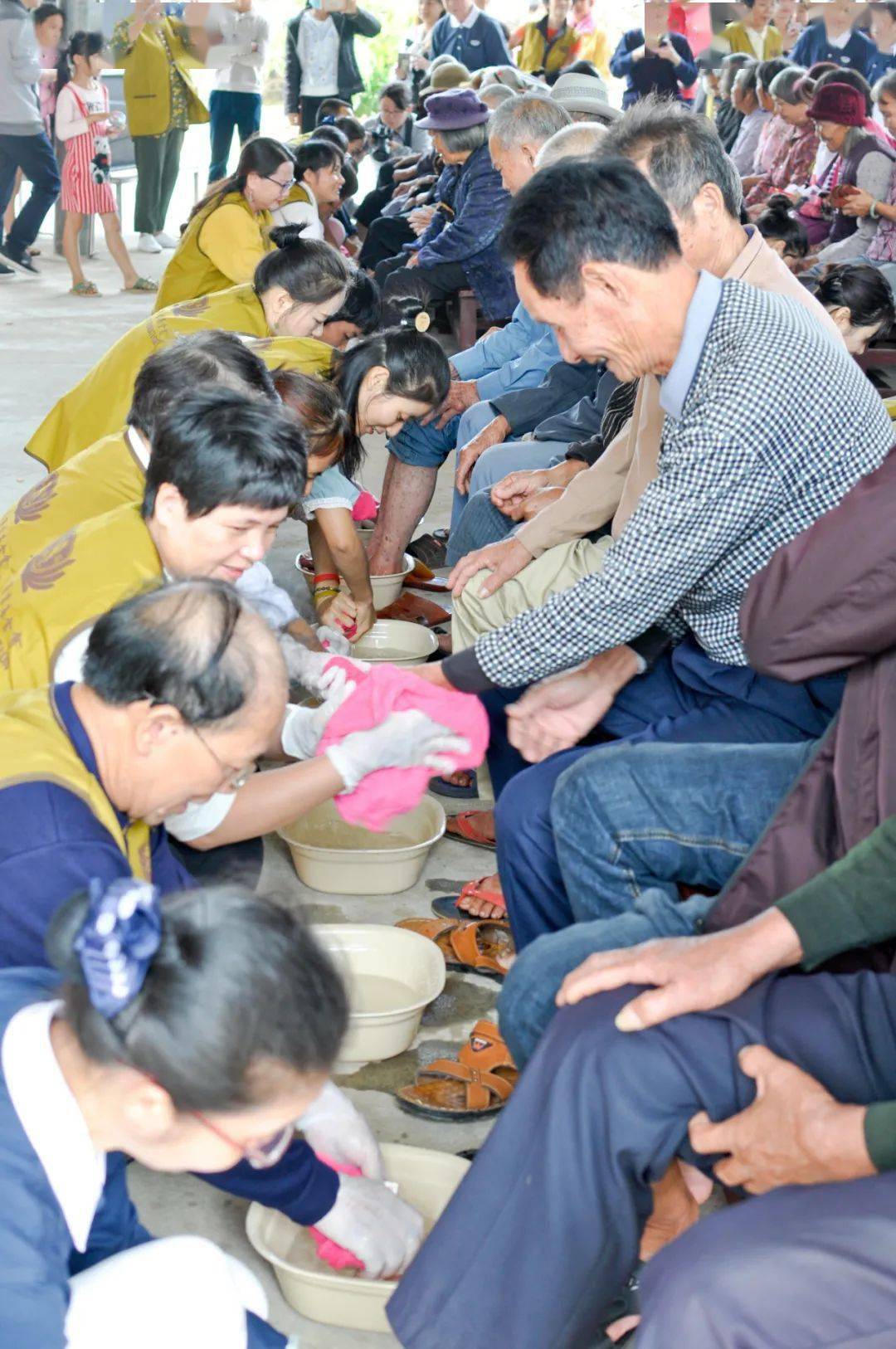 湛江市吴西村九九重阳节感恩孝亲文化活动名旦黄雪荣演唱雷歌作词陈