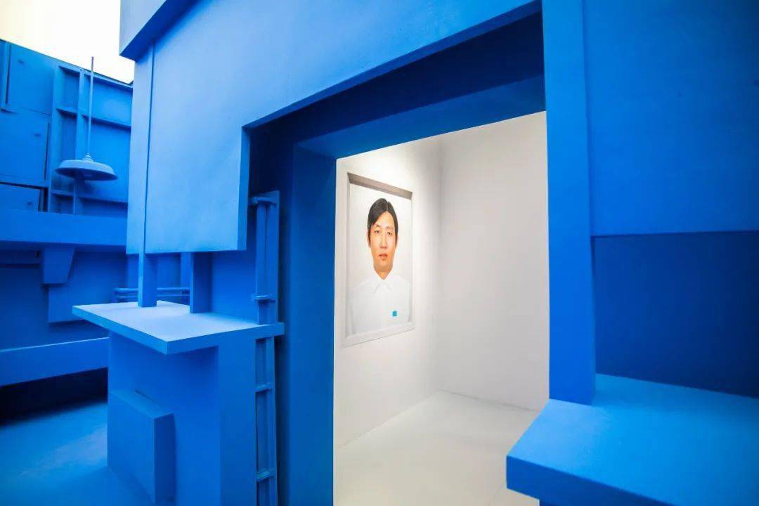 展览现场,策展人崔灿灿带领嘉宾和媒体观众穿行在艺术作品,展厅空间与