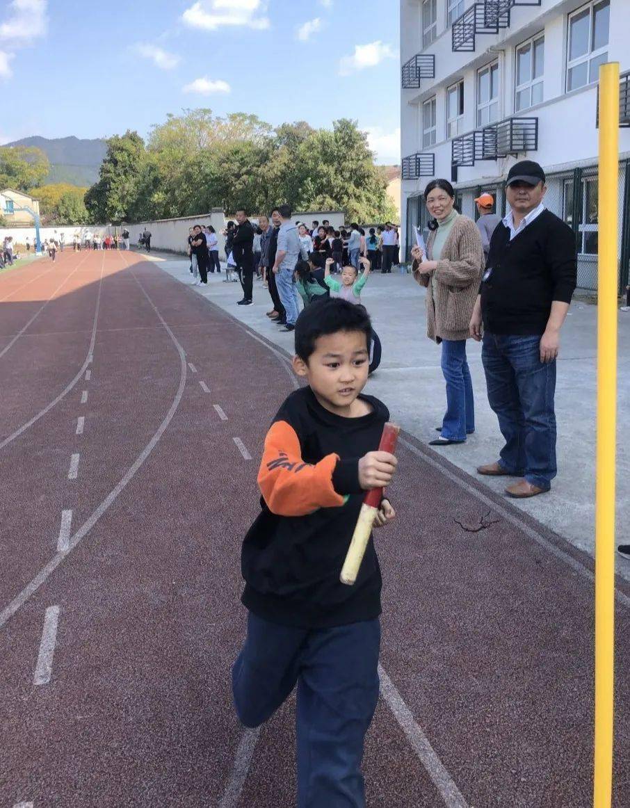 秋日激情飞扬运动伴我成长儒岙镇中心小学举行2020年秋季田径运动会