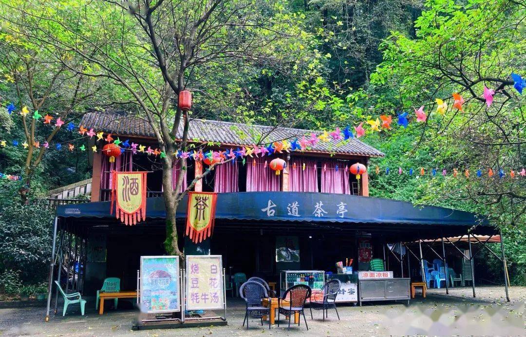 如今的黄葛古道,实施了提档升级建设,新增的风雨亭,古道驿站,玩童古风