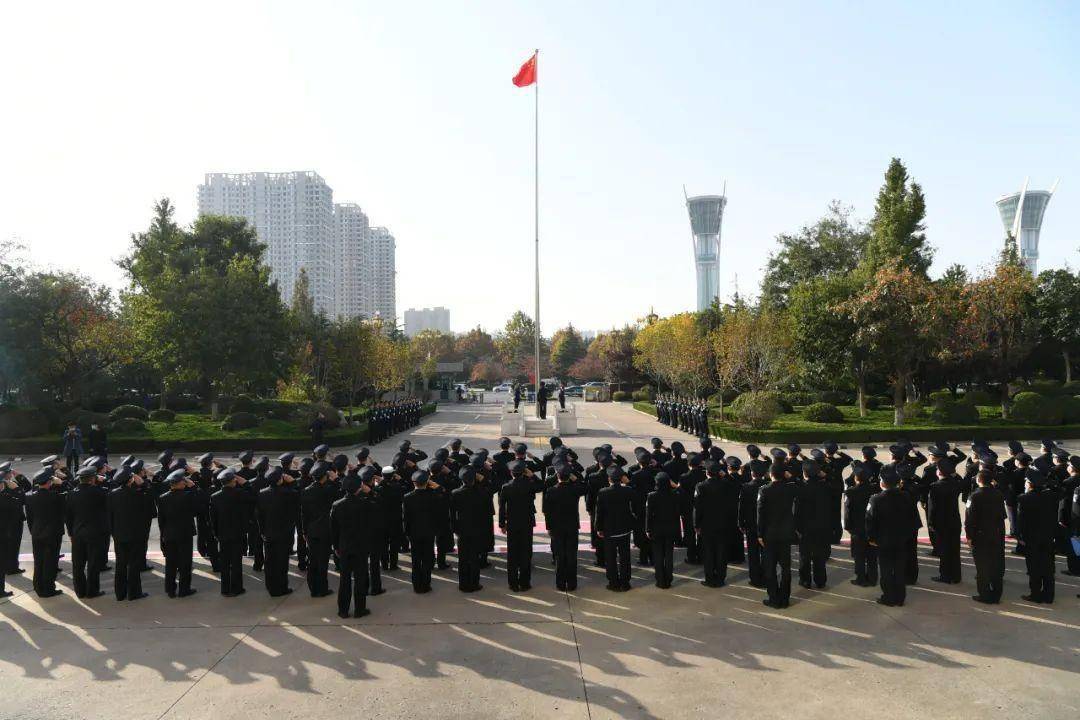 潍坊市公安局举行升国旗仪式!