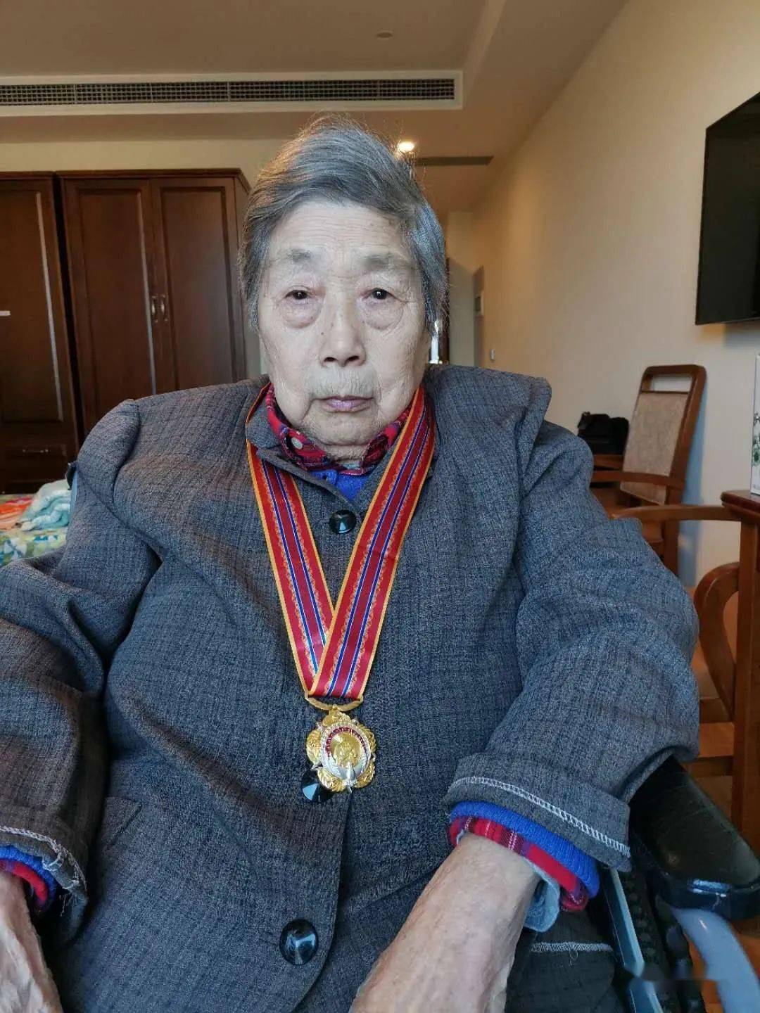 母亲作为参加抗美援朝的志愿军老战士而荣获"中国人民志愿军抗美援朝