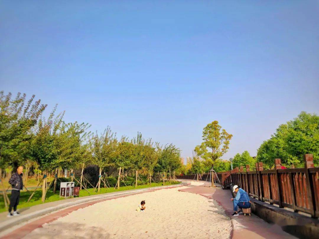 小朋友们正挖沙,淘沙,乐在其中,这里就是"阳光沙滩"了