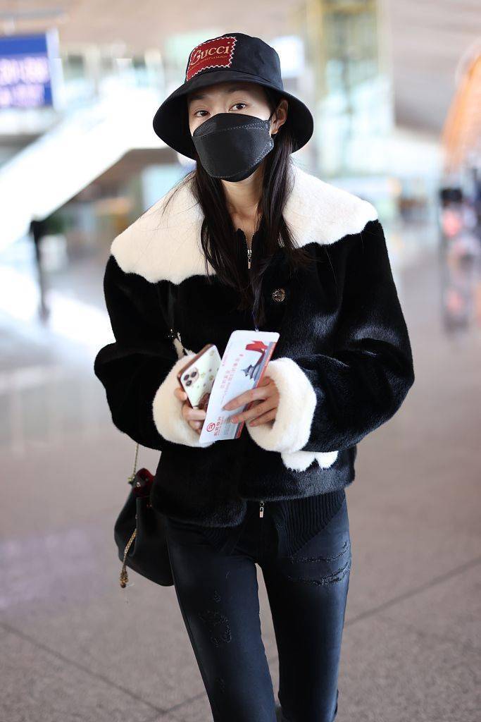 宋轶黑白look保暖不失时髦感 美腿纤细修长惹人慕!