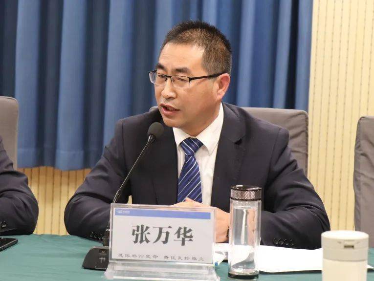 百舸争流奋楫者先千帆竟发勇进者胜