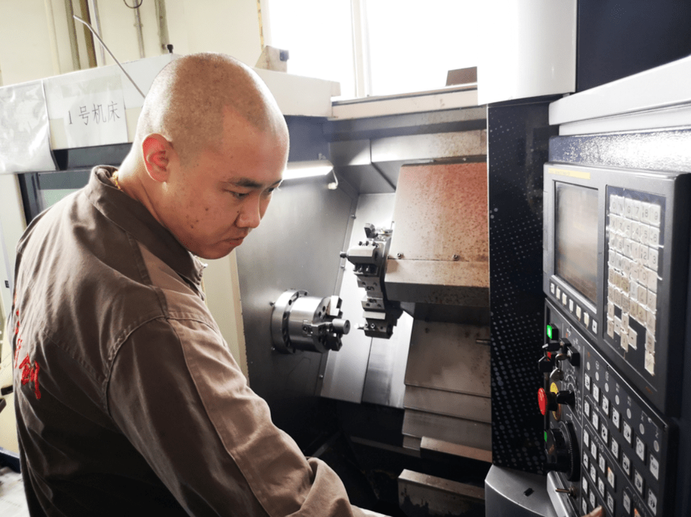 本事过硬的数控人 | 数控机床操作工"顺义工匠" —— 刘英杰_工作