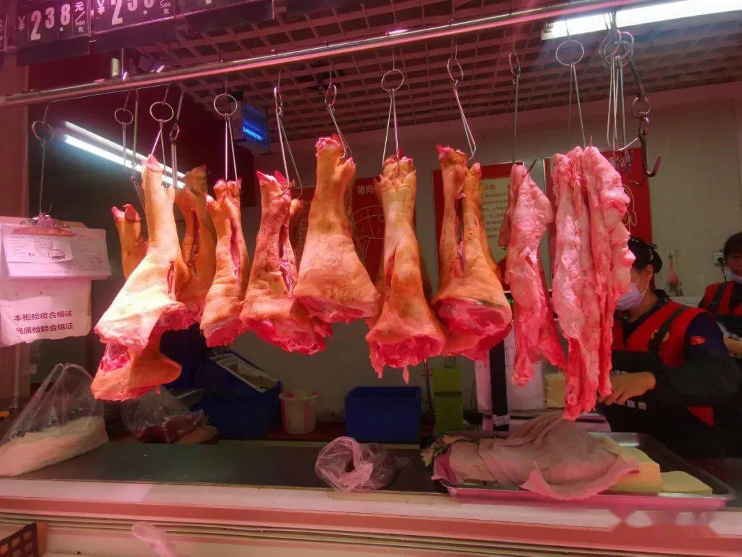 猪肉经销商告诉小编,现在猪蹄20元/斤左右,三线肉,二刀肉,排骨都在26