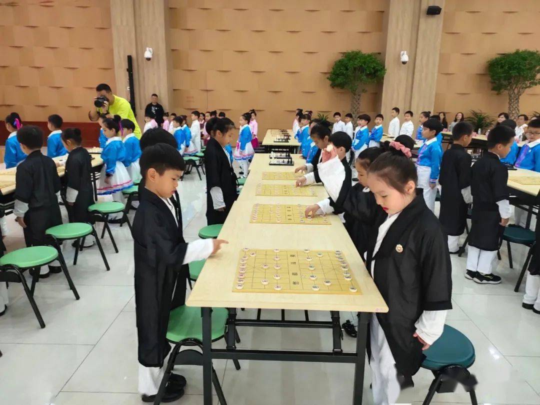 倪华谢靖林塔3位特级大师来助阵上海棋院实验小学举行开旗礼