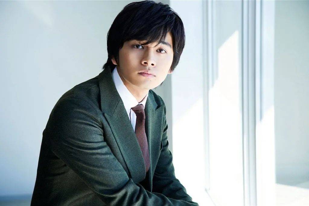 毫无疑问,伊藤健太郎占据了这几天的日本娱乐头条,而就在此时,也有一