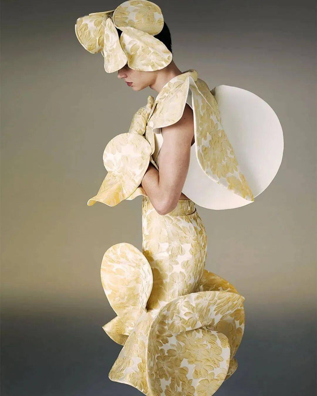 来自安特卫普的"迷幻怪诞"设计,服装像花朵开在身上,超凡脱俗的黑暗